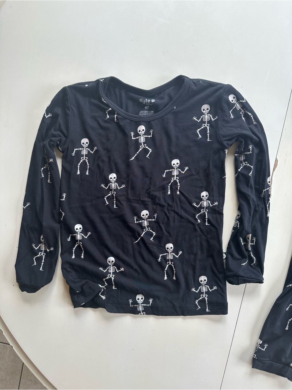 Kyte Baby long sleeve pajama set in dancing skeletons size 4T - Halloween - Picture 4 of 8